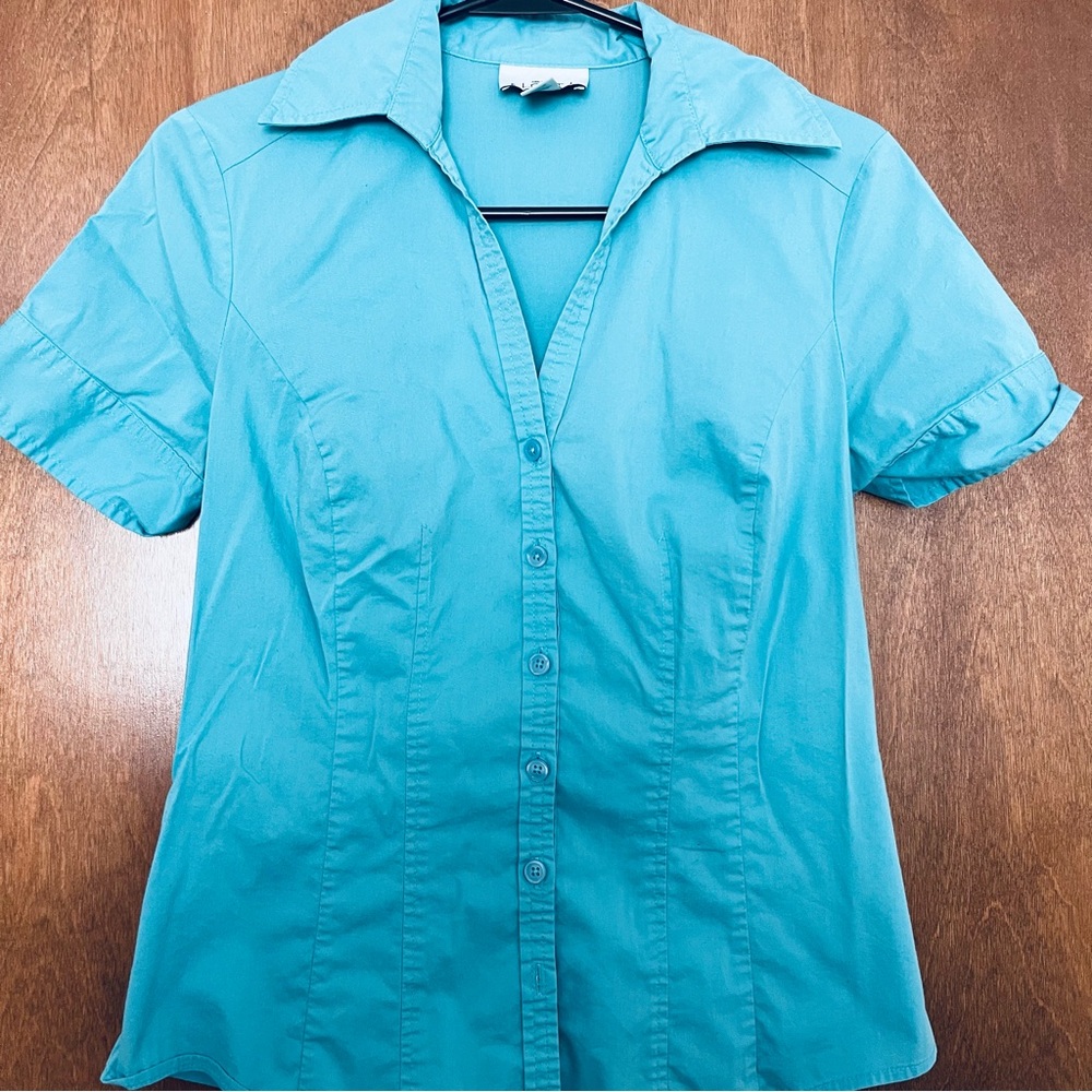 Ann Taylor Loft Fitted Turquoise Camp Shirt, Size 2.